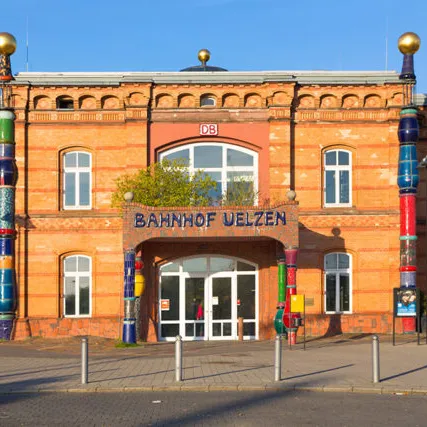 Haupteingang Hundertwasser Bahnhof