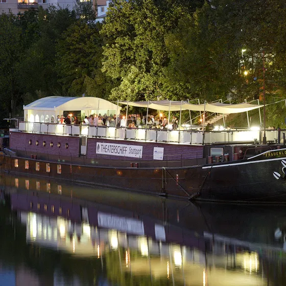 Theaterschiff am Neckarufer