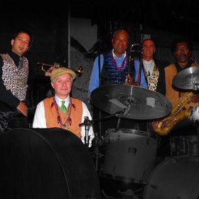 Bild: Cotton Field - Bayoogie Band