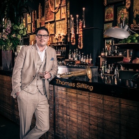 Bild: Werner Acker präsentiert Thomas Siffling Sings