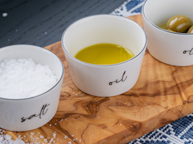 Olivenöl Verkostung mit kleinen griechischen Meze