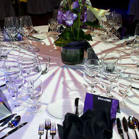 Bild: Komödien-Dinner " Zwei wie Bonnie und Clyde" - Krimi-Komödie von Tom Müller & Sabine Misiorny