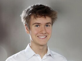 Bild: Julia Fischer präsentiert Anton Carus, Violine