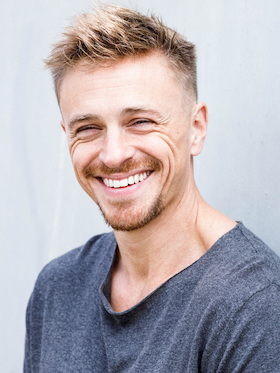 Bild: GASTSPIEL Matthias Ludwig •  Spagat