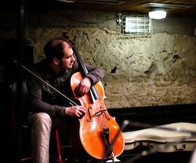 Bild: Christoph Schenker - 1 Cello - 12 Cellisten?!