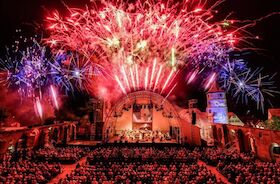 Bild: Das Kloster leuchtet - Kloster in Flammen