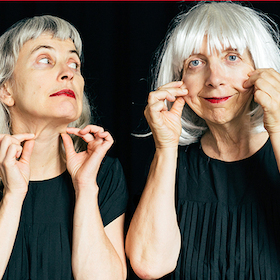 Bild: Zwei Frauen falten sich  - Bewegt Altern