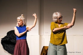 Bild: Zwei Frauen falten sich - Bewegt altern - eine Produktion über die Lebenszeit nach dem 40. Geburtstag