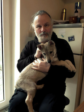 Bild: liest aus seinem Roman "Mein Klampf" FÄLLT AUS