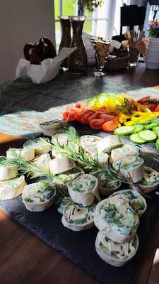 Bild: Mediterraner Brunch im Klostergarten