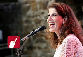 Bild: Frau Höpker bittet zum Gesang! - Das Mitsingkonzert 2026