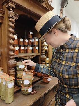 Bild: Frau Kommerzienrat geht einkaufen