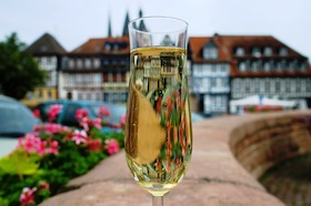 Bild: KulinarischeThemenführung: Perlwein, Mönch und Hübschnerin