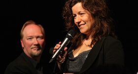 unplugged & unverblümt: Benefizkonzert mit Comedy zum Muttertag