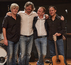 Bild: AUS VOLLER KEHLE...für die Seele! - Singen für Alle mit Patrick Bopp alias Memphis (Füenf) // Summernight-Special mit Band