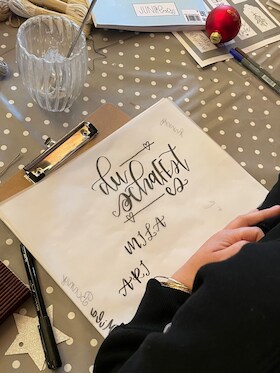 Bild: Workshop: "Kalligrafie" - Wörter und Schriftzüge entdecken