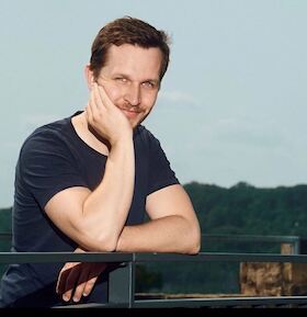 Einlass & Bewirtung ab 18.00 Uhr - ROSENAU Poetry Slam - als Conférencier und Moderator Nik Salsflausen