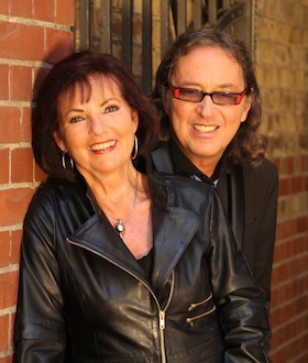 Bild: „Jugendliebe und mehr…“  | Lovesongs, Welthits und ein Meer von Liebe - Konzertlesung mit Musiker Thomas Natschinski und Autorin