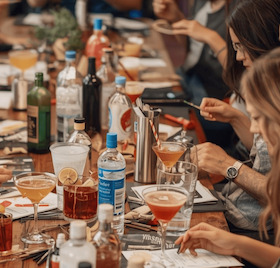 Bild: Drinks & Deko - Der kreative Feierabend zum Mitmachen und Genießen - Kreativ werden und Cocktails schlürfen