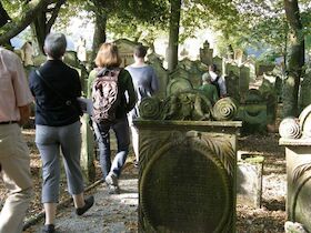 Bild: Führung zum und über den Jüdischen Friedhof - Davidstern und Segenshände