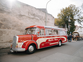 Rosa Ausblicke zu Fuß und im Oldtimer Panoramabus