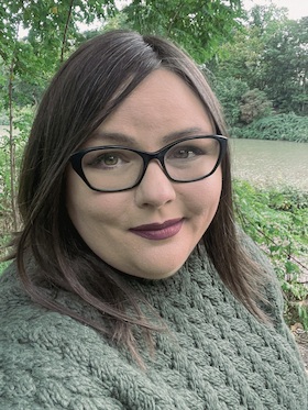 Bild: Emily Bähr liest aus ihrem neuen Roman "Gilded Ruin-Gods of New Olympia"