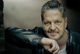 Bild: Linus Geschke liest aus "Die Schlucht"