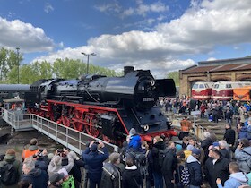 Bild: 21. Berliner Eisenbahnfest im Bahnbetriebswerk Schöneweide - Eisenbahn zum Anfassen für die ganze Familie