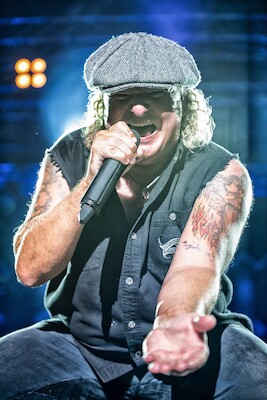 Bild: We Salute You - World´s biggest tribute to AC/DC