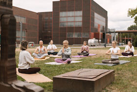 Bild: Yoga & Kunst - Eine Yogastunde auf Zollverein