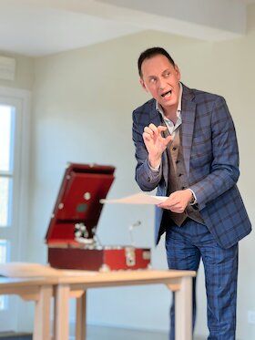 Bild: Jo van Nelsen - Grammophon Lesung Musenkind mit Maulkorb