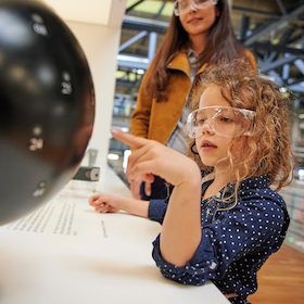 Bild: Stars for Kids: Einblicke in das Mercedes-Benz Werk - Ein Tag bei Mercedes-Benz in Sindelfingen