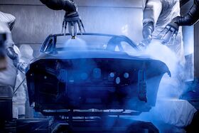 Bild: Blick hinter die Kulissen - der Lackierung