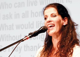 Bild: Frau Höpker bittet zum Gesang - Das Mitsingkonzert