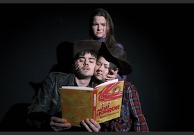 Bild: Lesung aus  "Minihorror"  von Barbi Markovic  Athanor-Studierende