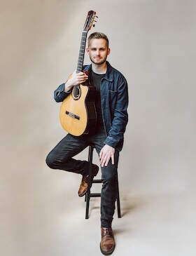 Bild: Sönke Meinen- Gitarrenhexer, Komponist und Geschichtenerzähler