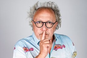 Bild: Urban Priol: Im Fluss. Täglich quellfrisch,           immer aktuell!