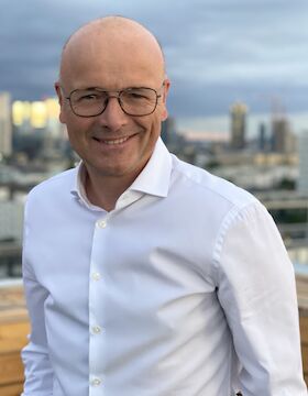 Bild: Bernadette Schoog im Gespräch mit Karsten Schwanke