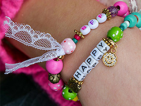 Bild: Perlen, Charms und Smileys: Gestalten Sie Gute-Laune-Armbänder