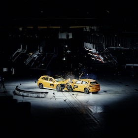 Bild: Technologie trifft Sicherheit - Vortrag über Fahrzeugsicherheit bei Mercedes-Benz