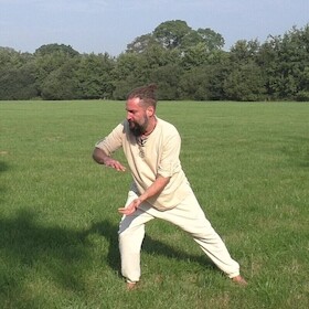 Bild: Qigong im Ferienpark