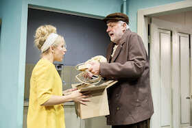 Bild: Ohnsorg-Theater - Barfuß im Park