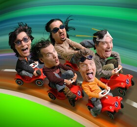 Bild: U-Bahn-Kontrollöre in tiefgefrorenen Frauenkleidern - Hardcore A-Cappella