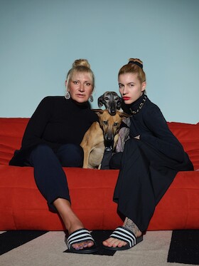 Bild: Angelika Niedetzky & Lisa Lena Tritscher - Dogs - OÖ Premiere