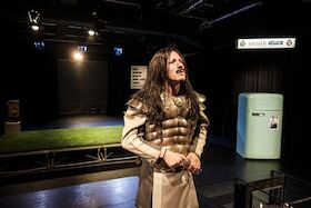Bild: Man kann auch in die Höhe fallen - Theater der Keller
