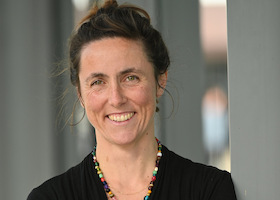 Bild: Helena Barop: Mythen, Macht und Muttermund. Eine feministische Geschichte der Geburt - Freiburger Andruck, Moderation: Philine S