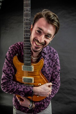 Bild: Krissy Matthews Band - britisch-norwegischer Bluesrock-Künstler, mit seinem eigenem Trio Krissy Matthews Band, spielt eine progr