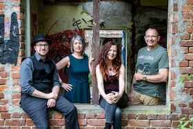 Bild: Cara - A whole festival wrapped into one band