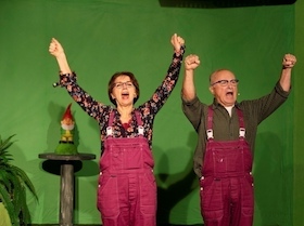 Bild: "Gartenfest - In meinem Garten bin ich Kapitän" - Der Nachbar ist an allem Schuld