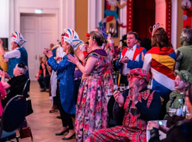 Bild: 1. Damensitzung